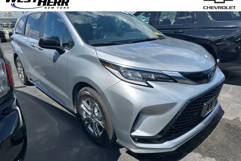 2022 Toyota Sienna XSE photo 1