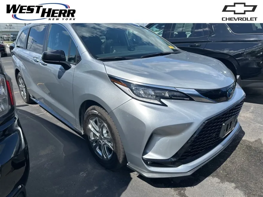 2022 Toyota Sienna XSE photo 1