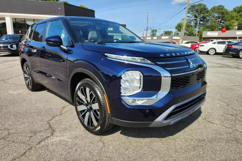 2025 Mitsubishi Outlander SE photo 1