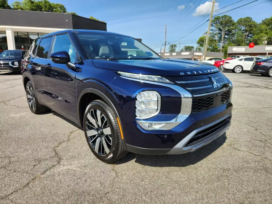 2025 Mitsubishi Outlander SE photo 1
