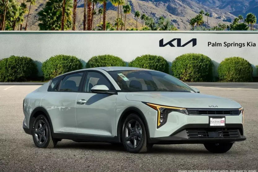 2025 Kia K4 LXS photo 1