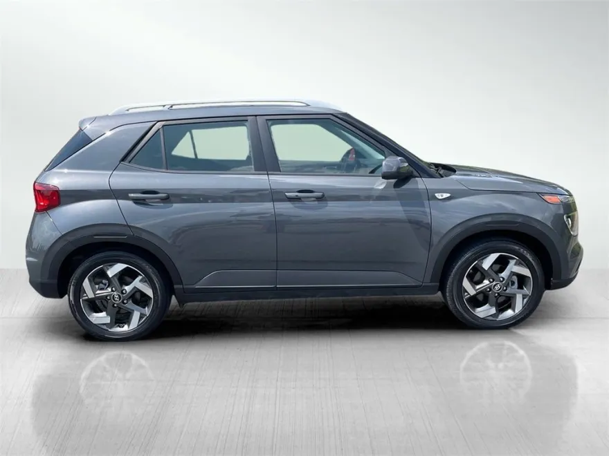 2024 Hyundai Venue SEL photo 1