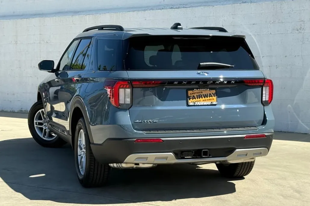 2025 Ford Explorer photo 1