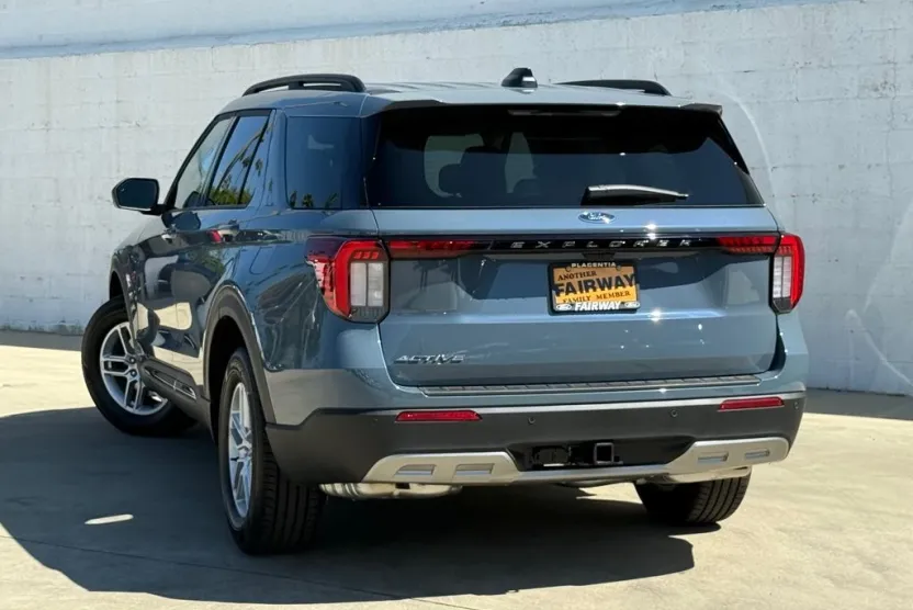 2025 Ford Explorer photo 1