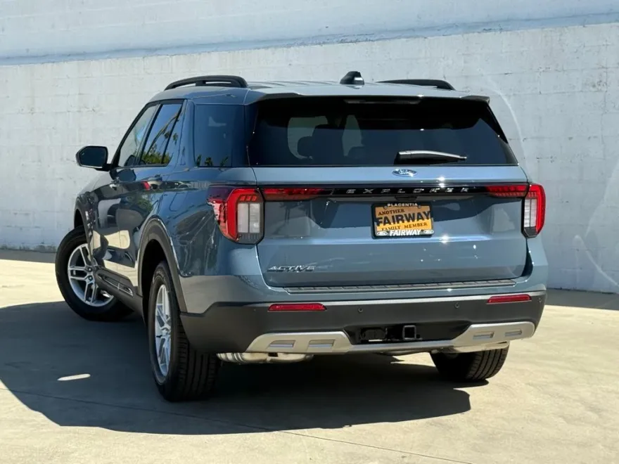 2025 Ford Explorer photo 1