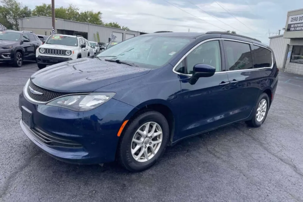 2020 Chrysler Voyager LXi photo 1