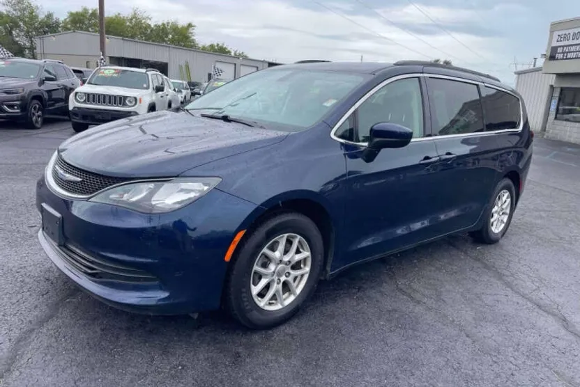 2020 Chrysler Voyager LXi photo 1