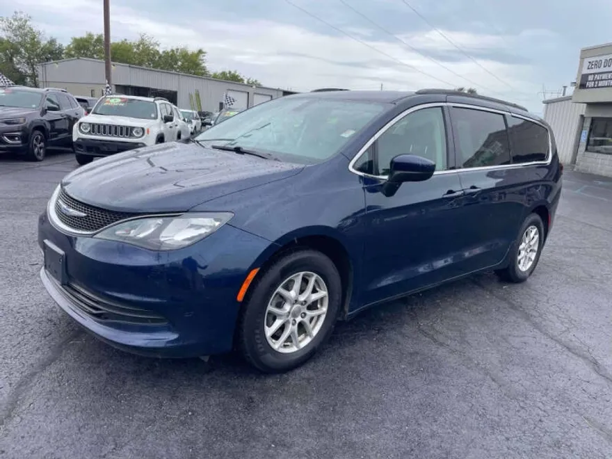 2020 Chrysler Voyager LXi photo 1