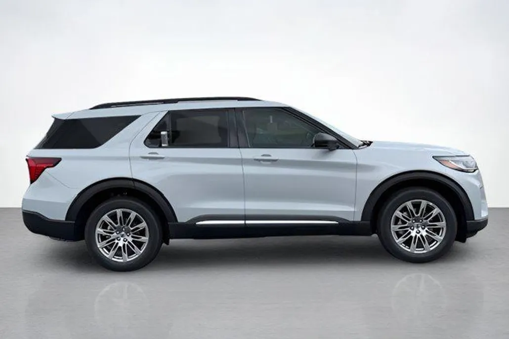 2025 Ford Explorer photo 1