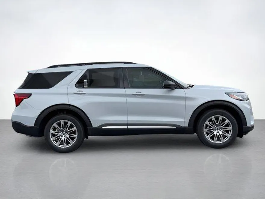 2025 Ford Explorer photo 1