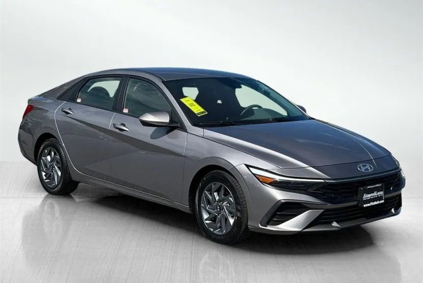 2024 Hyundai Elantra SEL photo 1