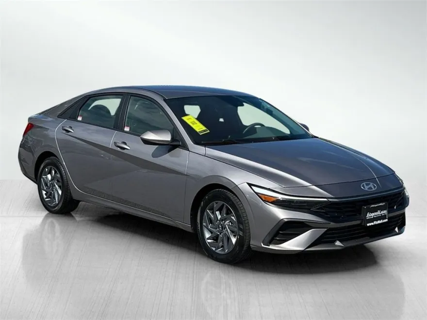 2024 Hyundai Elantra SEL photo 1