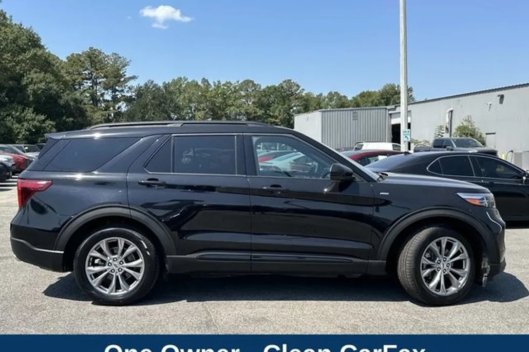 2023 Ford Explorer ST-Line photo 1