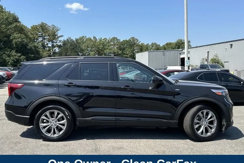 2023 Ford Explorer ST-Line photo 1
