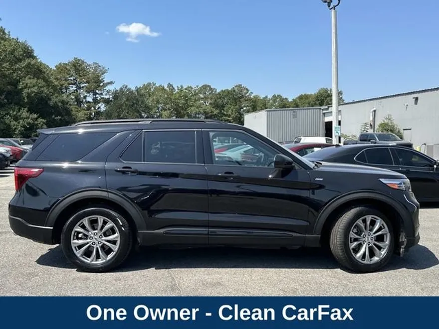 2023 Ford Explorer ST-Line photo 1
