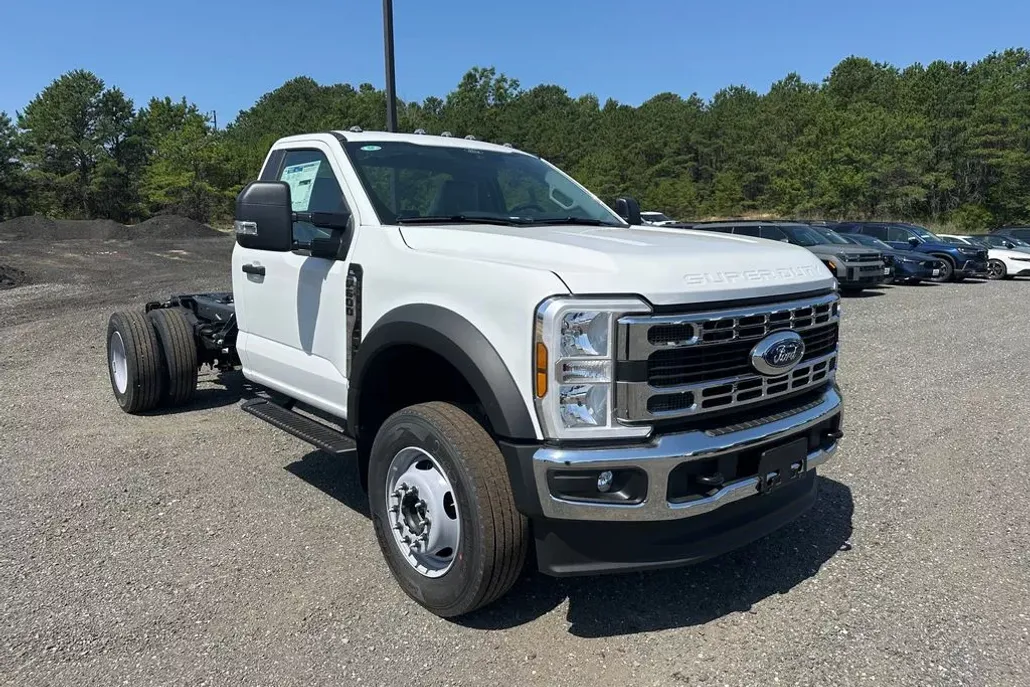 2025 Ford F-600 photo 1