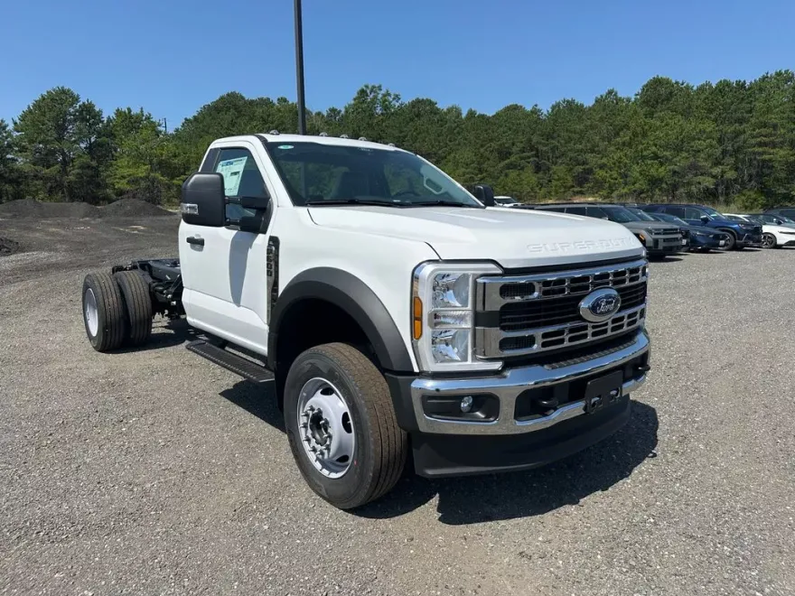 2025 Ford F-600 photo 1