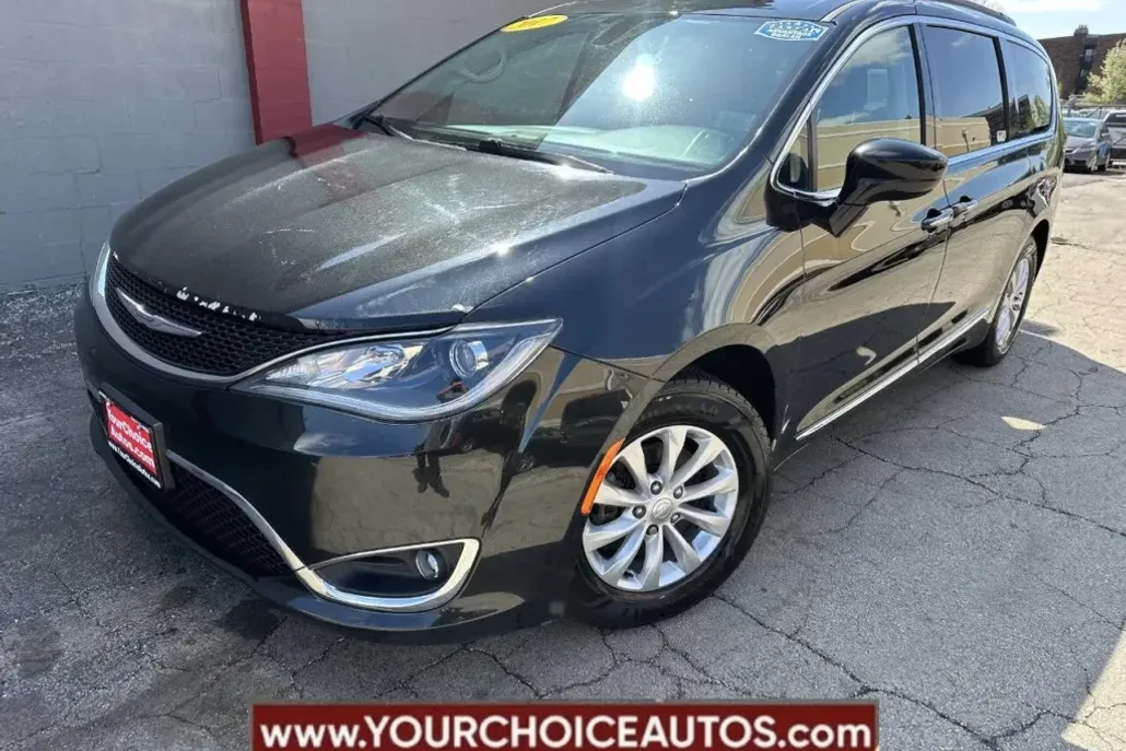 2017 Chrysler Pacifica Touring L photo 1