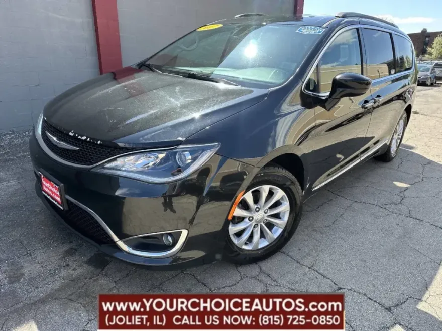 2017 Chrysler Pacifica Touring L photo 1