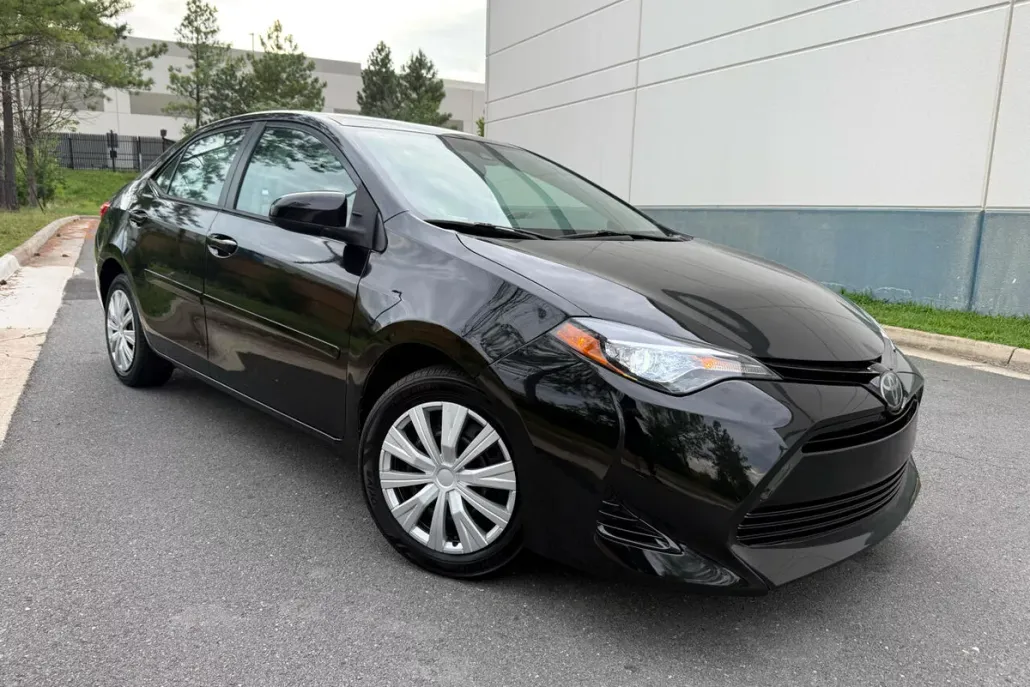 2018 Toyota Corolla LE photo 1