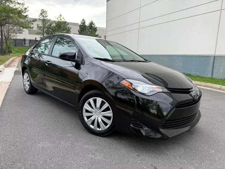 2018 Toyota Corolla LE photo 1
