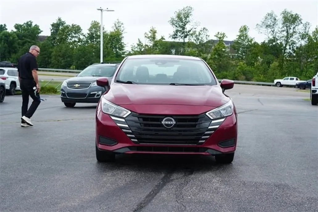 2023 Nissan Versa 1.6 SV photo 1