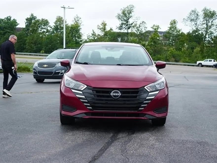 2023 Nissan Versa 1.6 SV photo 1