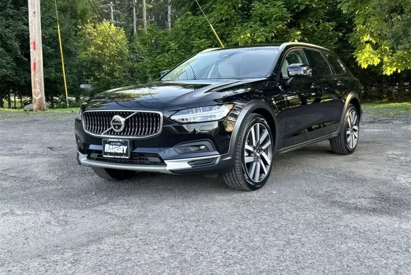 2025 Volvo V90 Cross Country B6 photo 1