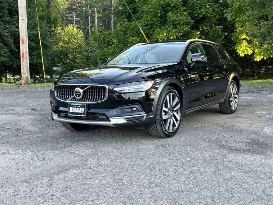 2025 Volvo V90 Cross Country B6 photo 1
