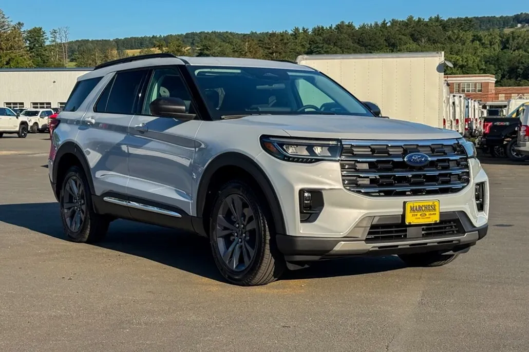 2025 Ford Explorer photo 1