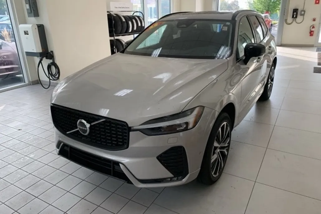 2025 Volvo XC60 B5 Plus photo 1