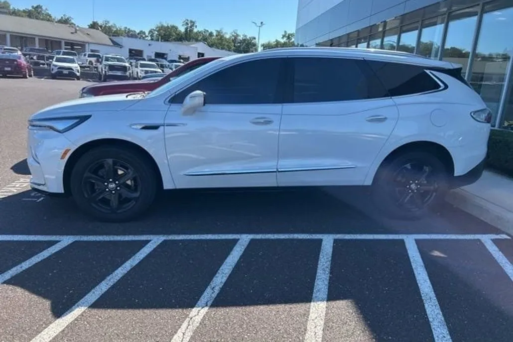2023 Buick Enclave Essence photo 1