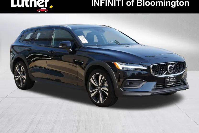 2024 Volvo V60 Cross Country Plus photo 1