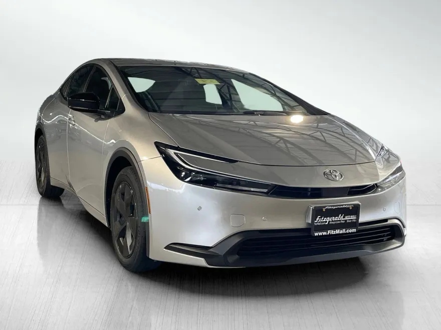 2025 Toyota Prius LE photo 1