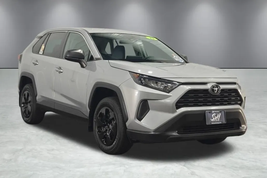 2022 Toyota RAV4 LE photo 1
