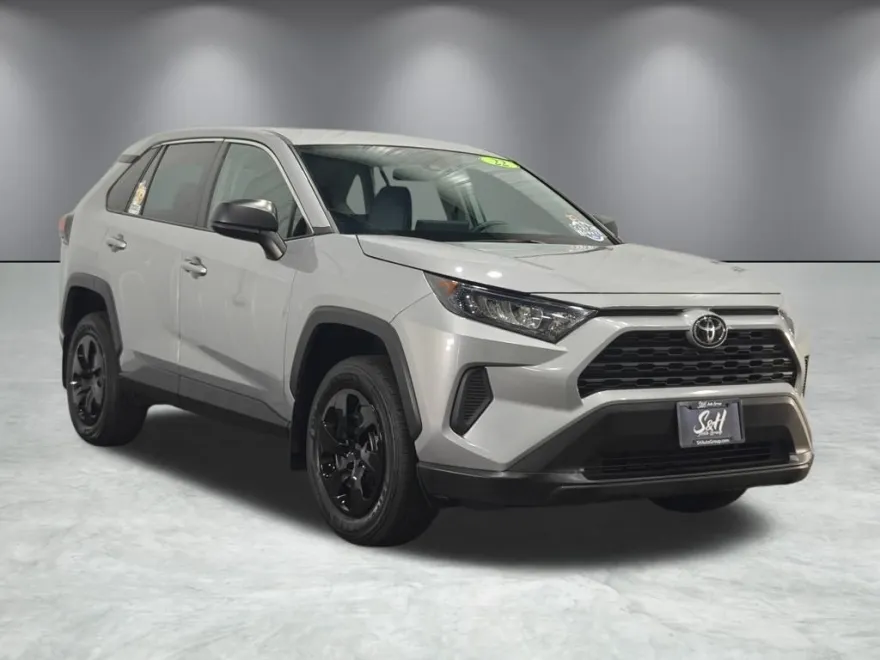 2022 Toyota RAV4 LE photo 1