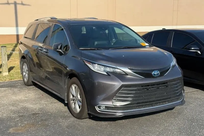 2022 Toyota Sienna Limited photo 1