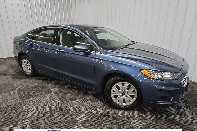 2019 Ford Fusion S photo 1