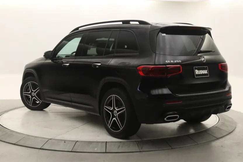 2025 Mercedes Benz GLB 250 photo 1