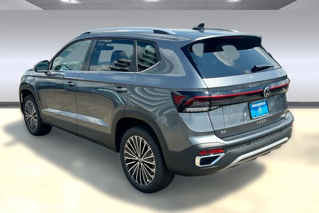 2025 Volkswagen Taos SE photo 1