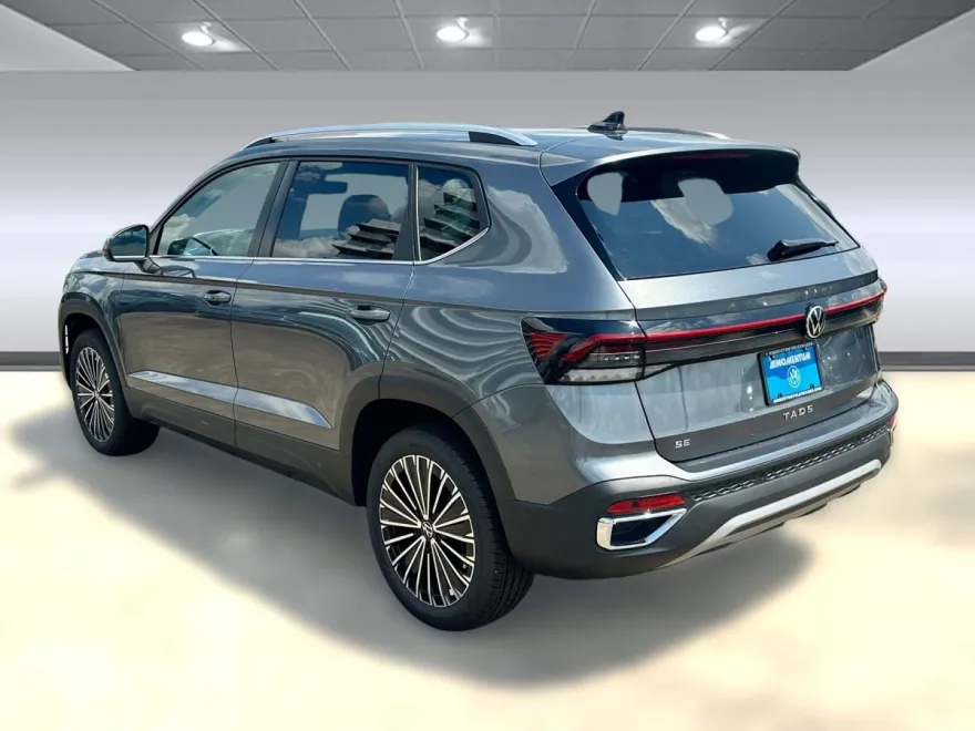 2025 Volkswagen Taos SE photo 1