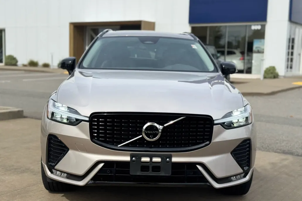 2025 Volvo XC60 B5 Plus photo 1