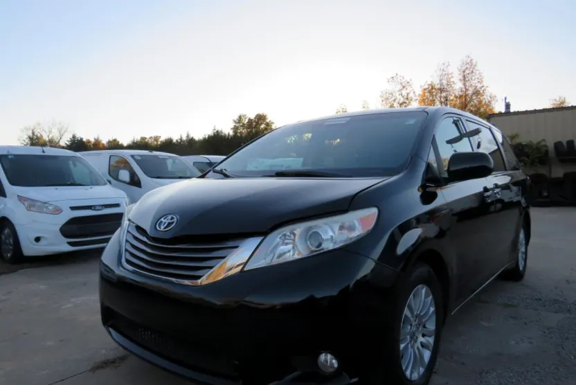 2015 Toyota Sienna XLE photo 1