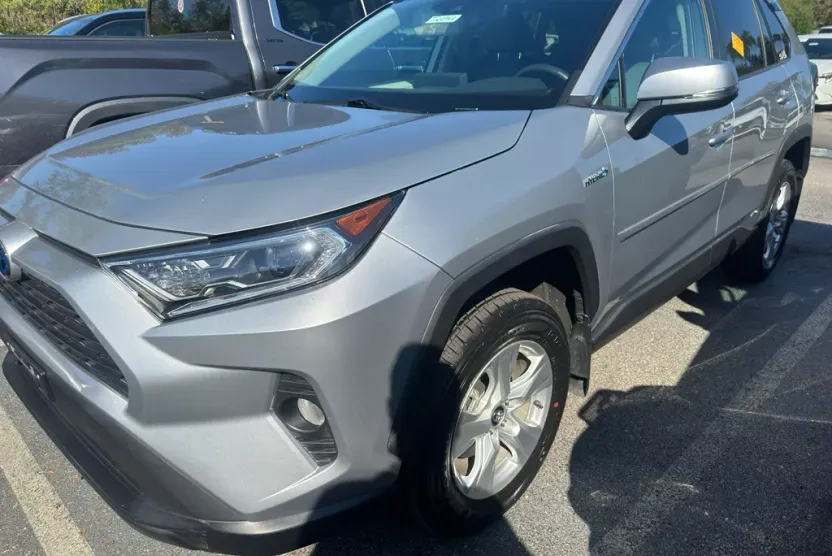 2021 Toyota RAV4 Hybrid XLE photo 1