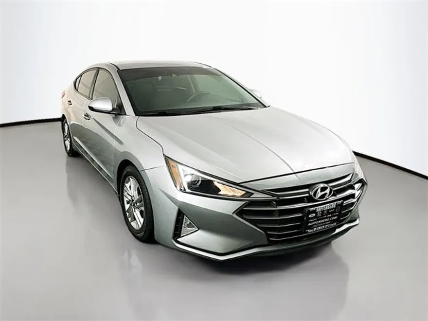 2020 Hyundai Elantra SEL photo 1
