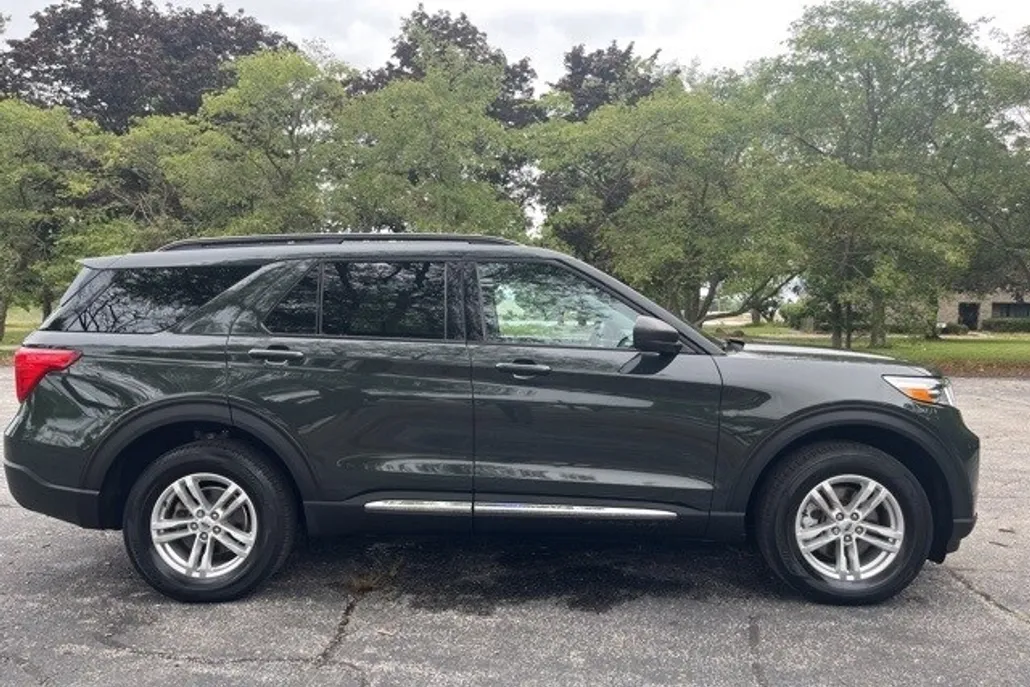 2023 Ford Explorer XLT photo 1