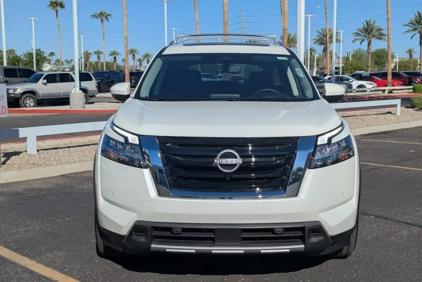 2023 Nissan Pathfinder Platinum photo 1