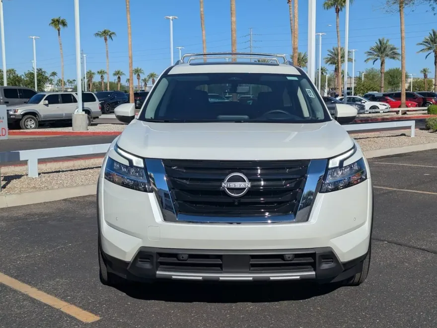 2023 Nissan Pathfinder Platinum photo 1