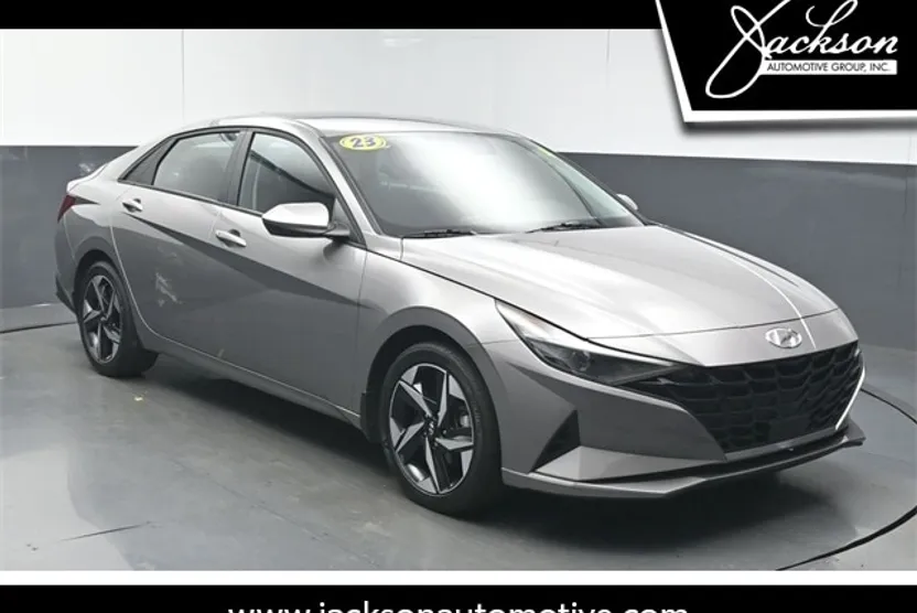 2023 Hyundai Elantra SEL photo 1