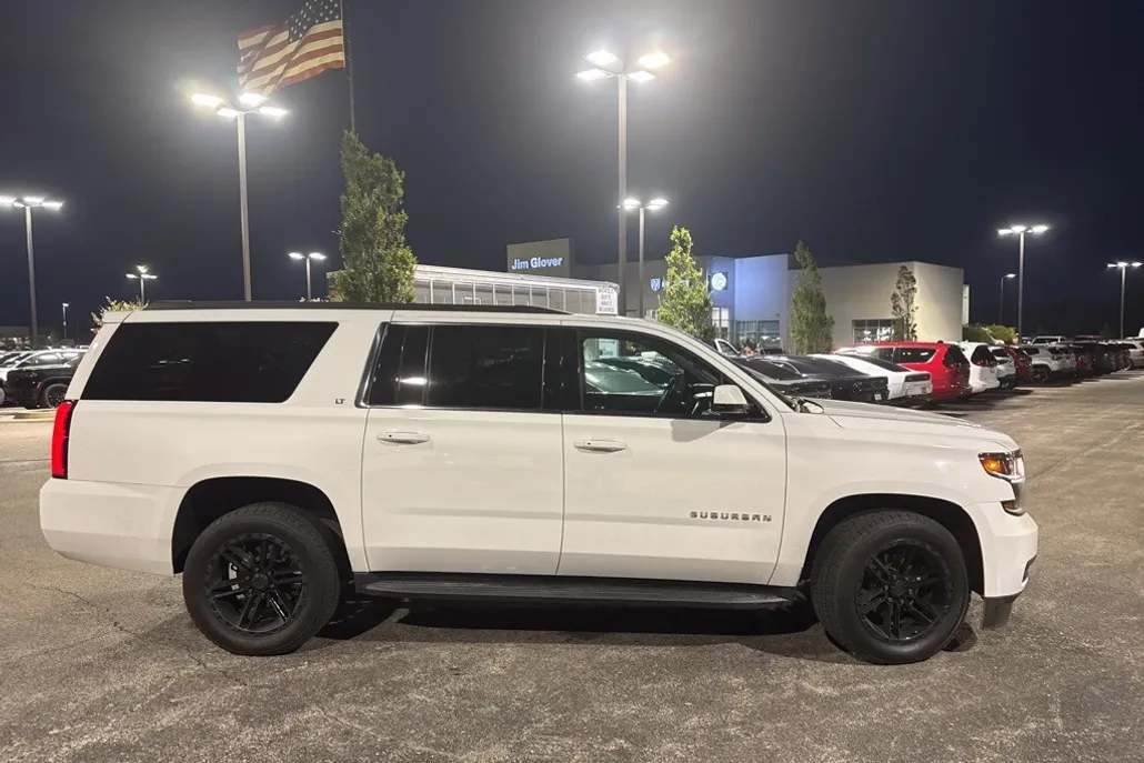 2020 Chevrolet Suburban LT photo 1
